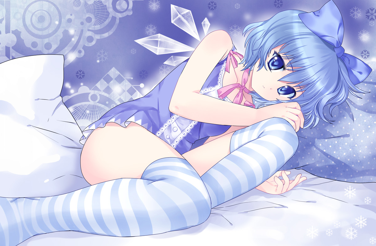 Konachan_com_-_58586_blue_eyes_blue_hair_bow_cirno_pico_ribbons_short_hair_thigh.jpg